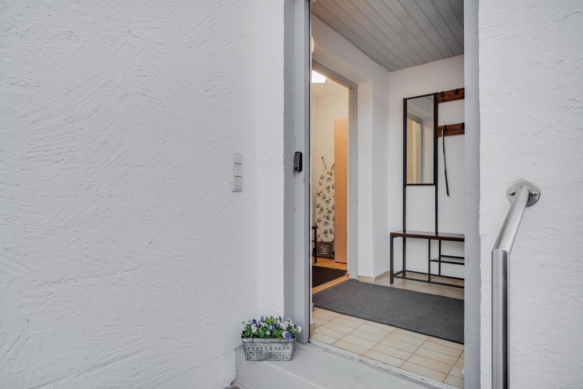 Fewo-Lavees Moderne Zentrale Fewo Nahe Omv Wacker Kliniken Burg -Eigener Eingang-Schluesselloser Check In Burghausen Extérieur photo