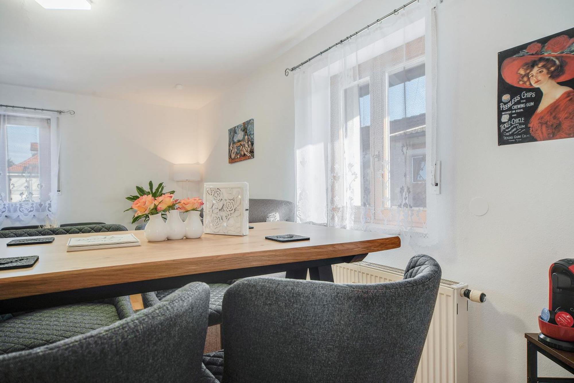Fewo-Lavees Moderne Zentrale Fewo Nahe Omv Wacker Kliniken Burg -Eigener Eingang-Schluesselloser Check In Burghausen Extérieur photo