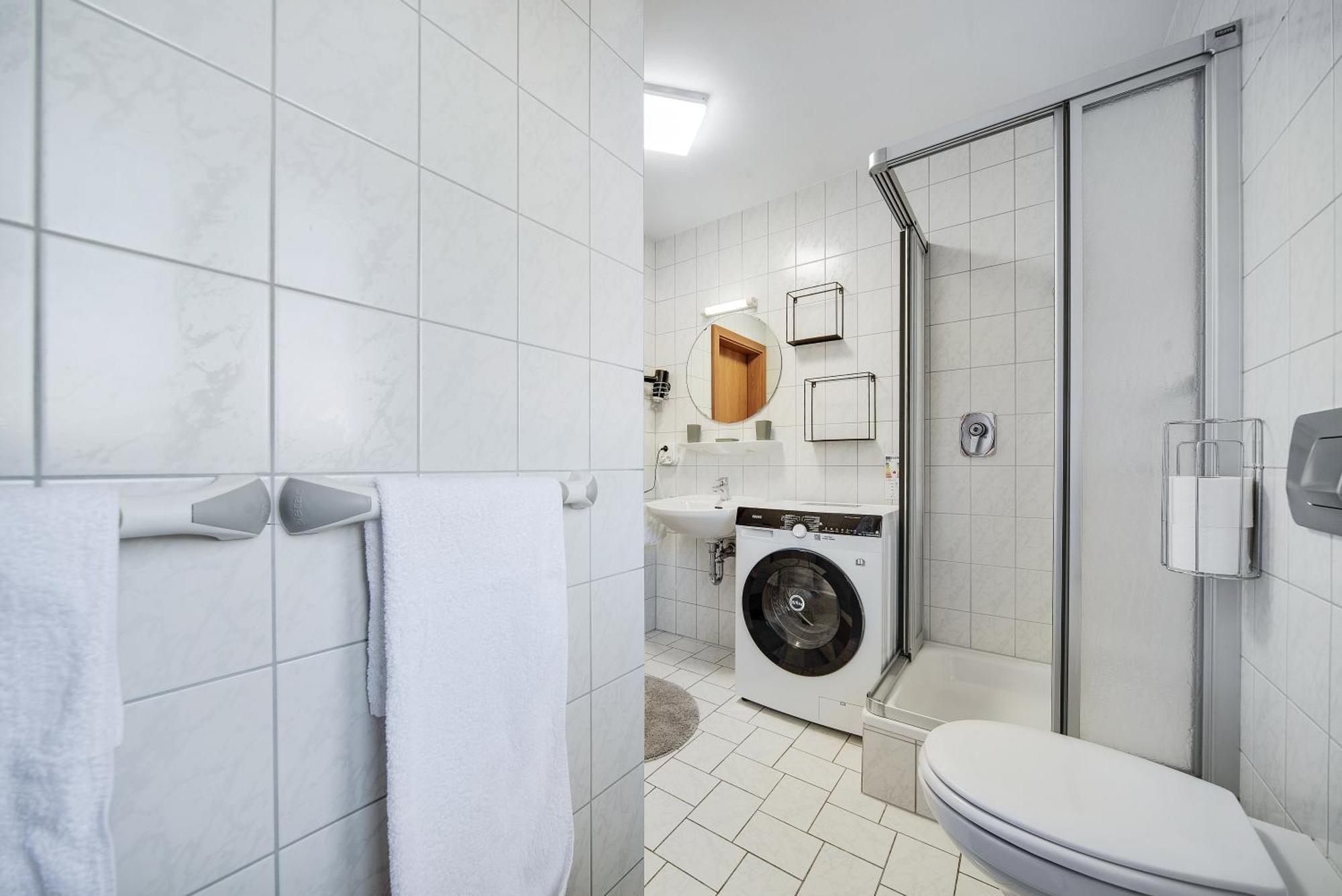 Fewo-Lavees Moderne Zentrale Fewo Nahe Omv Wacker Kliniken Burg -Eigener Eingang-Schluesselloser Check In Burghausen Extérieur photo