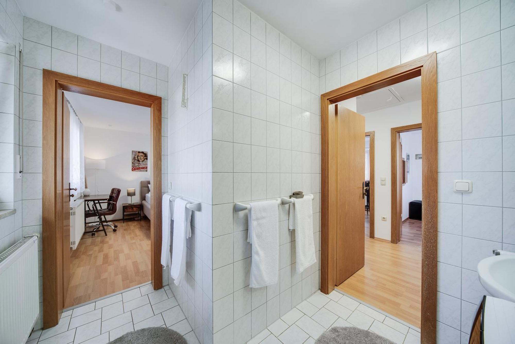 Fewo-Lavees Moderne Zentrale Fewo Nahe Omv Wacker Kliniken Burg -Eigener Eingang-Schluesselloser Check In Burghausen Extérieur photo